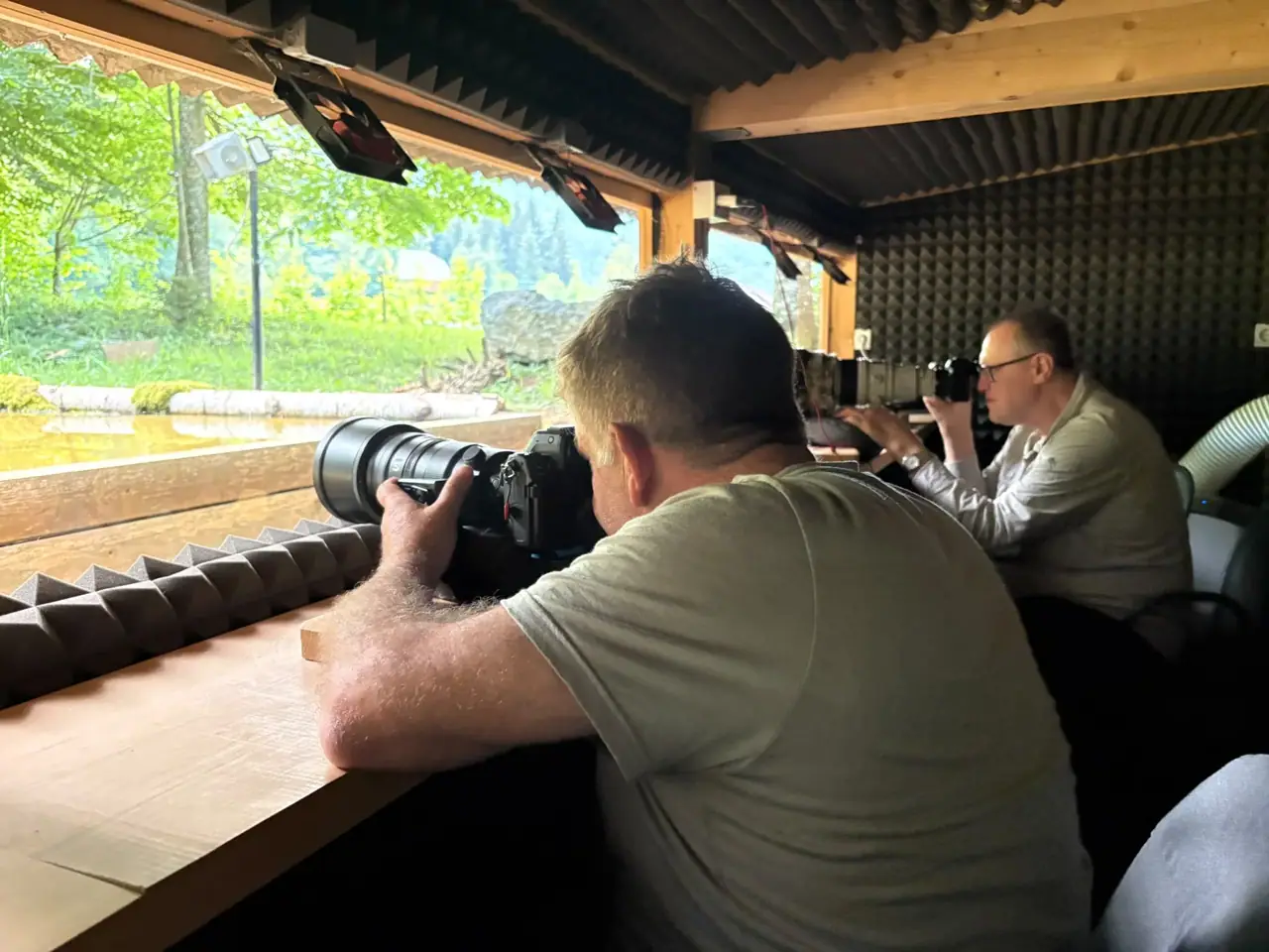 Fotografen mit Kameras in einem Hide, 2026
