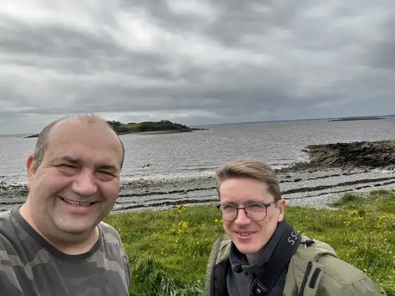 Fischotter und Dachse in der Nacht in Schottland